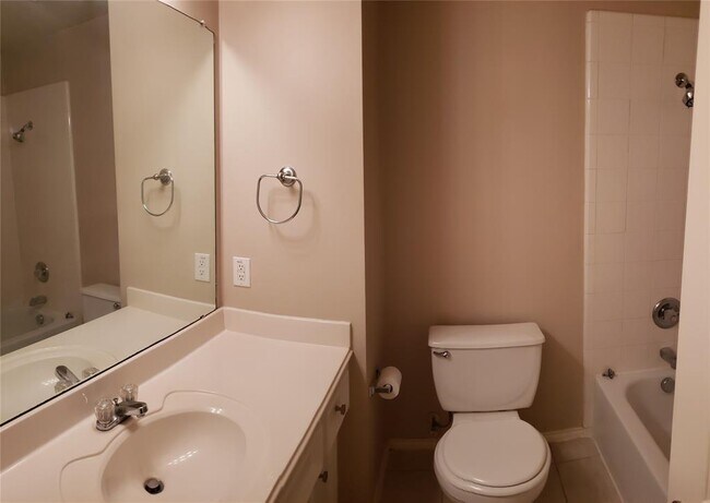Building Photo - 11906 White Water Bay Dr