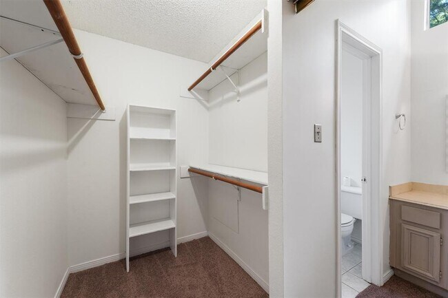 Building Photo - 32 N Pathfinders Cir