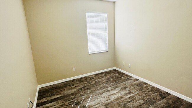 Building Photo - 4 Bed 2 Bath Single Family House For Rent