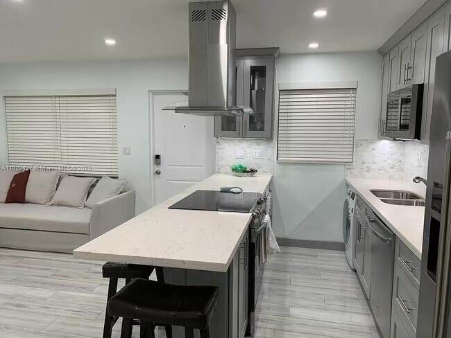 Building Photo - 600 NE 7th Ave