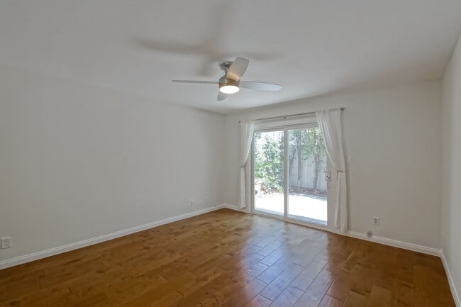 Building Photo - RECENTLY REMODELED, BRIGHT & AIRY 3BR2BA G...