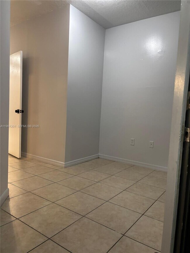 Building Photo - 2907 SE 15th Terrace