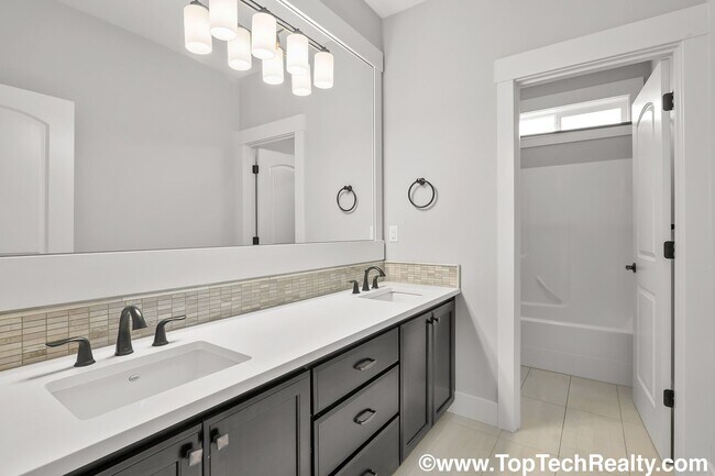 Building Photo - Beautiful *CORNER LOT* 5 BD* 3.5 BA* Singl...