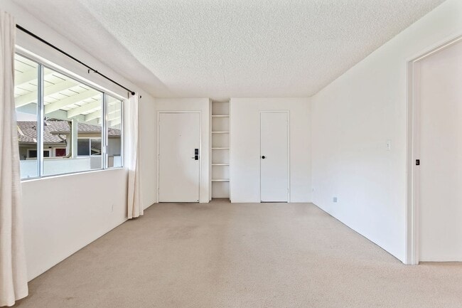 Building Photo - The perfect upstairs location down town Sa...