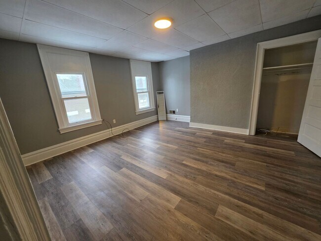 Building Photo - Updated 2 bedroom 1 bath apartment for rent in Carrick!