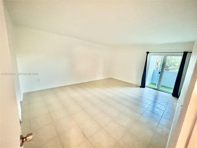Building Photo - 9375 Fontainebleau Blvd