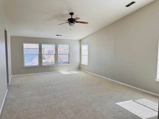 Building Photo - Full Bedroom and Bathroom Downstairs