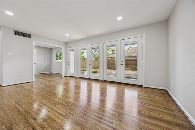 Building Photo - 8621 Bob White Dr