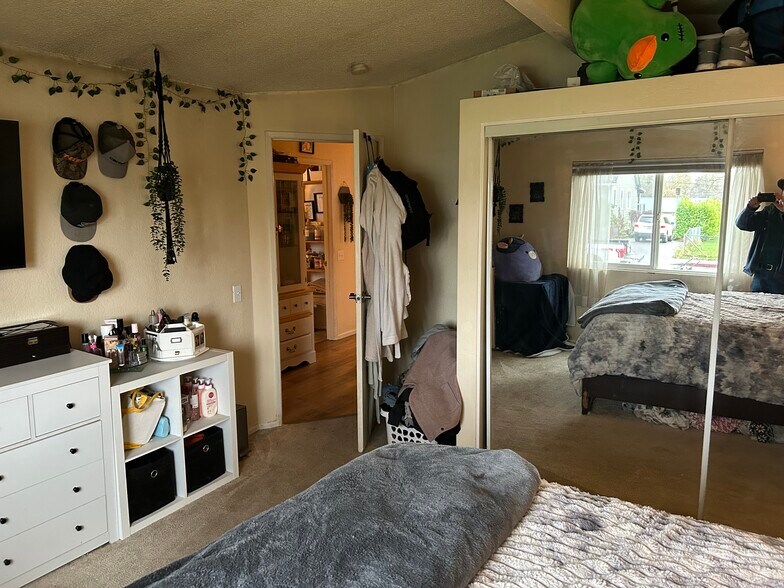 Building Photo - 1017 Oakes Ave