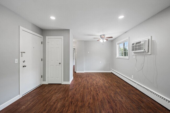 Building Photo - Spacious 1BR/1Bath apartment Available Ear...