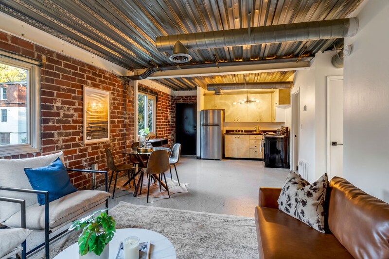 Building Photo - 15 Burbank Dr SW