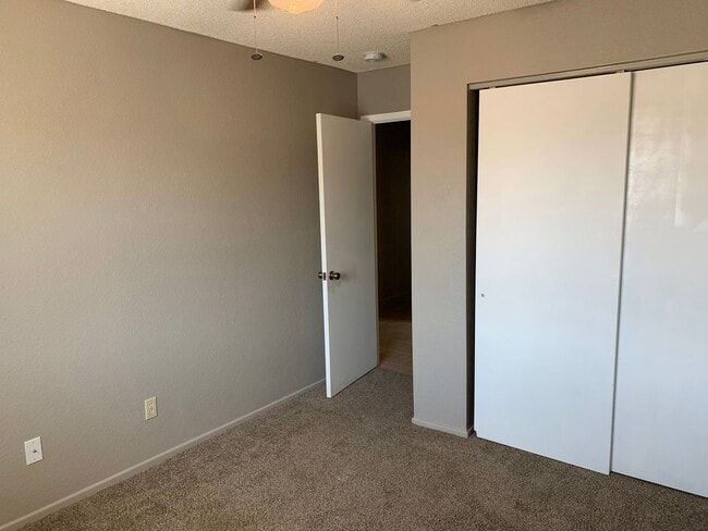 Building Photo - 4 BEDROOM POOL HOME!