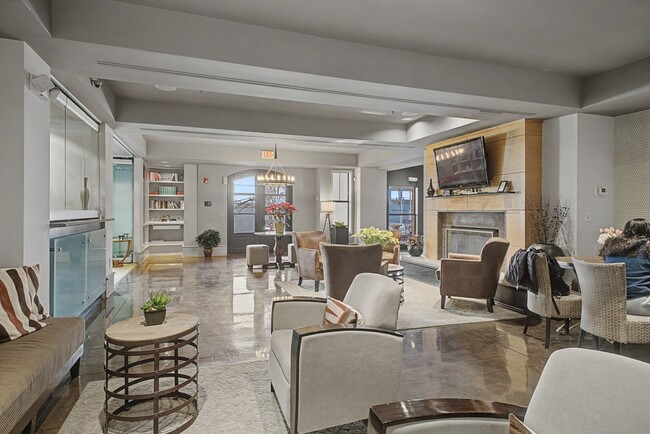 Building Photo - Penthouse-level 1 bed / 1 bath Condo at Bristol on Broadway