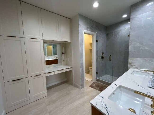 Building Photo - 2110 Bermuda Dr