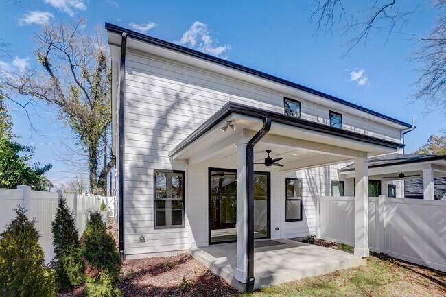 Building Photo - 1112 Pender St