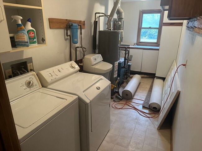 Building Photo - 3 bedroom available for immediate move in!