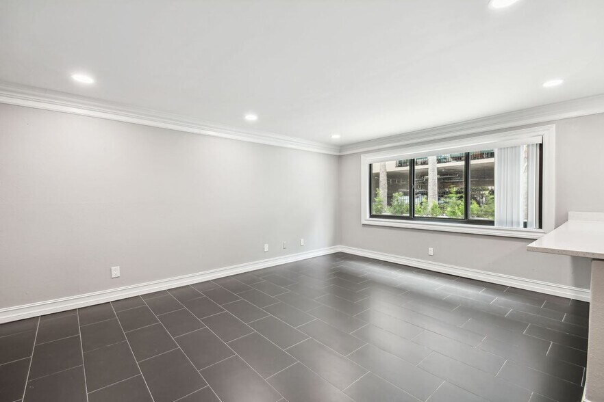 Building Photo - 2942 W Bay Dr