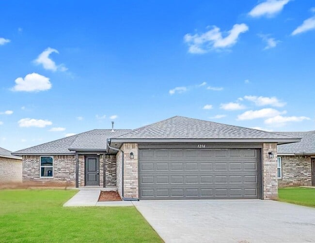 Primary Photo - 1626 Highland Loop