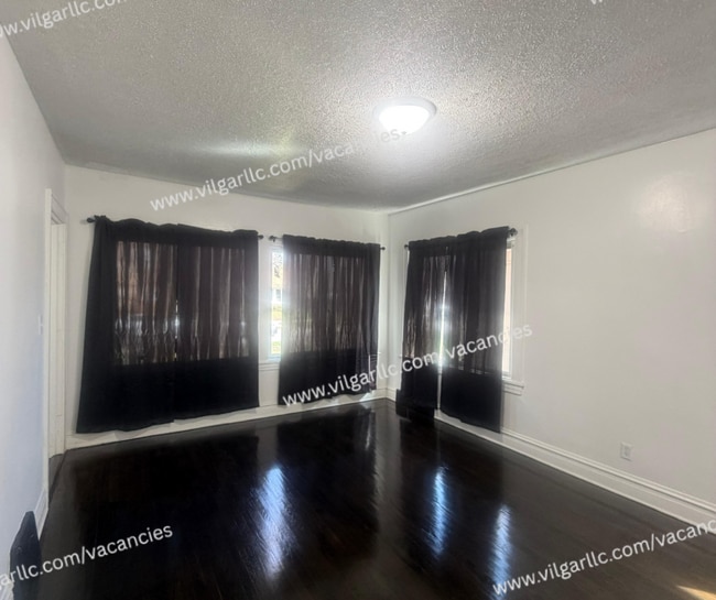 Building Photo - For Rent - Spacious 3 Bed/1Bath Home