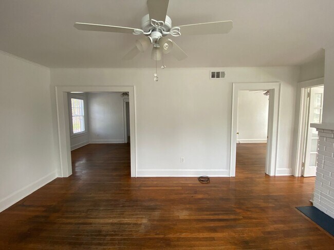 Building Photo - 702 Maupas Ave