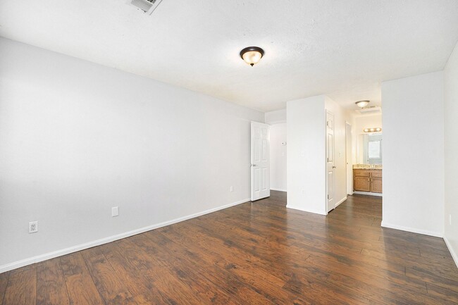 Building Photo - Charming 2 Bed, 2 Bath Condo with Loft in ...