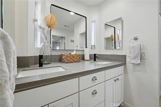 Building Photo - 14861 Mulberry Dr