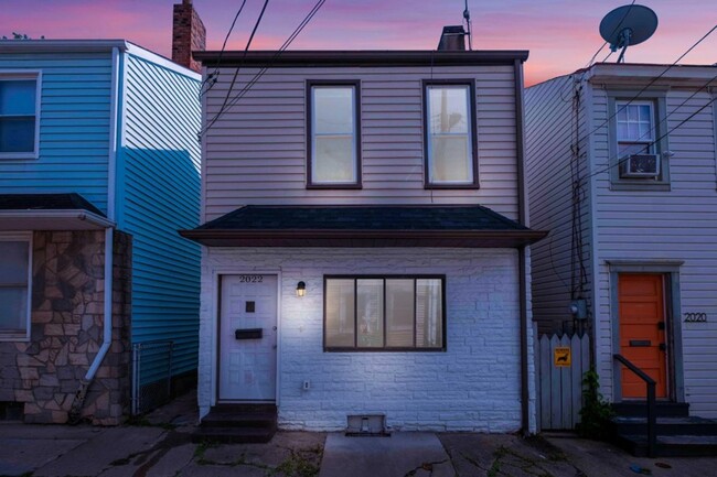Building Photo - Totally Updated 3 bed, 3 bath, AMAZING loc...