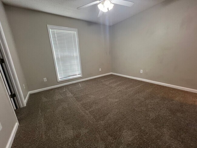 Building Photo - Auburn Townhome