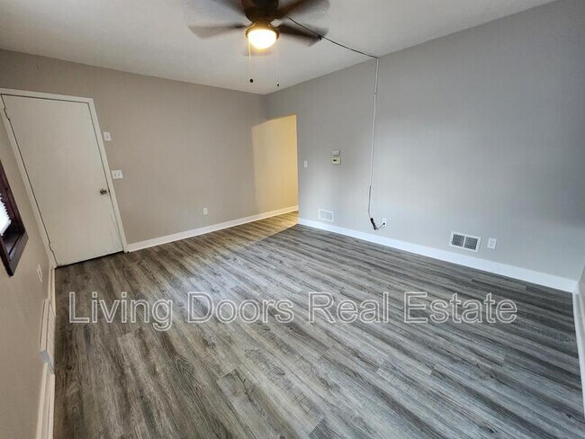 Building Photo - 348 S 38th St