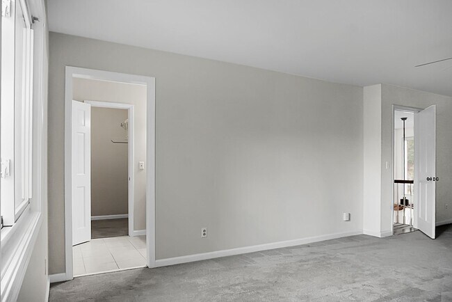 Building Photo - Spacious, Newly Renovated Villa Overlookin...