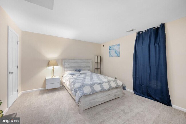 Building Photo - 15 Owen St