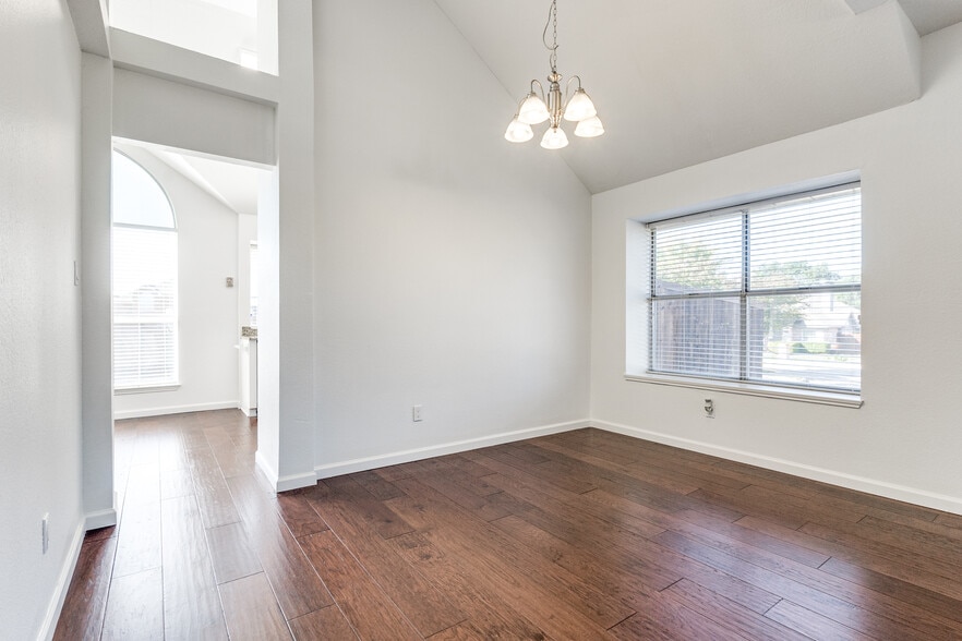 Building Photo - 6841 Bellehaven Dr