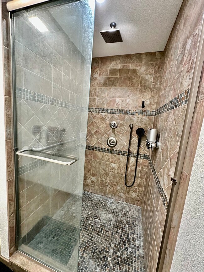 Building Photo - 6505 Skyfarm Dr