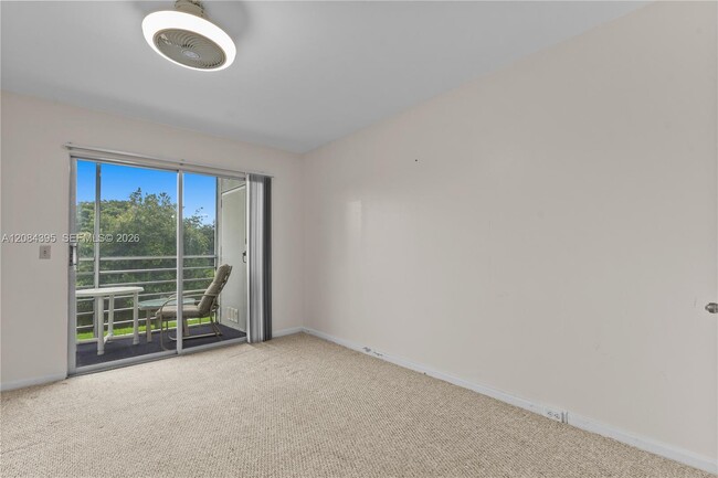 Building Photo - 523 Fanshaw M