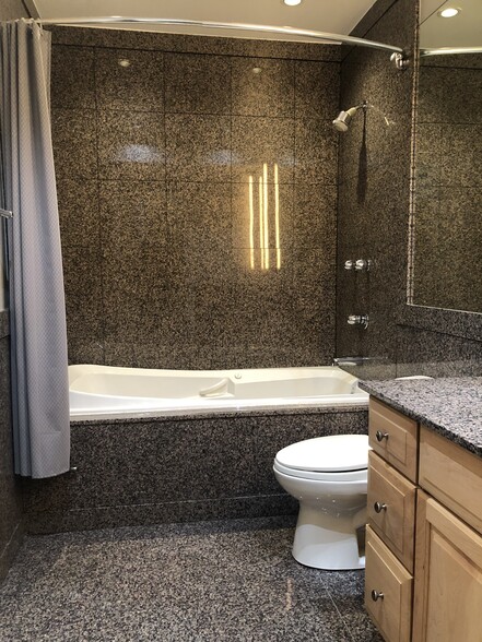 Jacuzzi Jet bathtub - 705 Copeland St