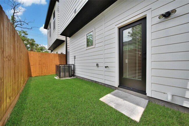 Building Photo - 1506 Ryon St