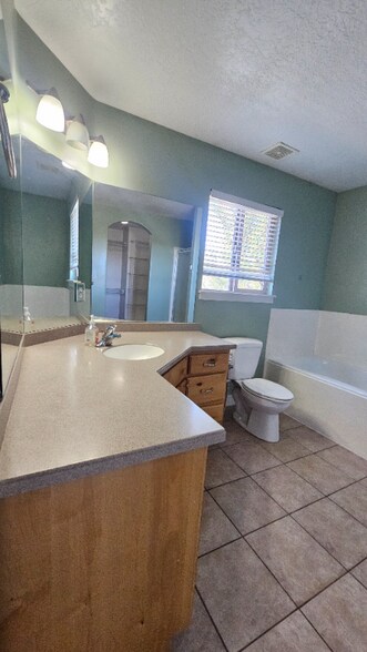 Building Photo - 2718 N Elm Dr