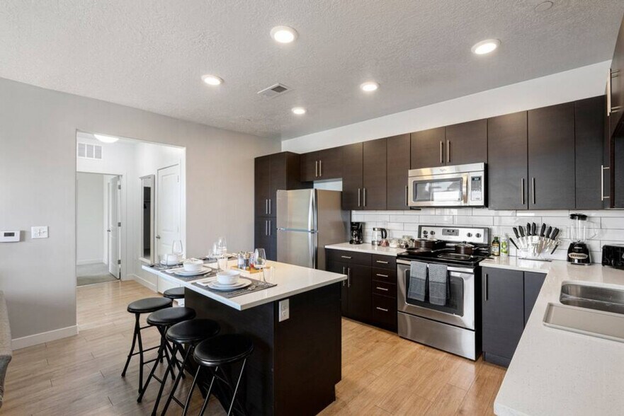 Building Photo - 489 E 400 S