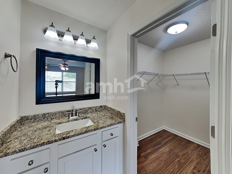 Building Photo - 1020 Beckingham Dr