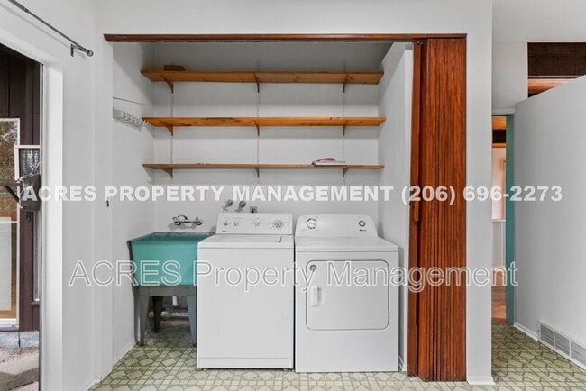 Building Photo - 7617 S Lakeridge Dr