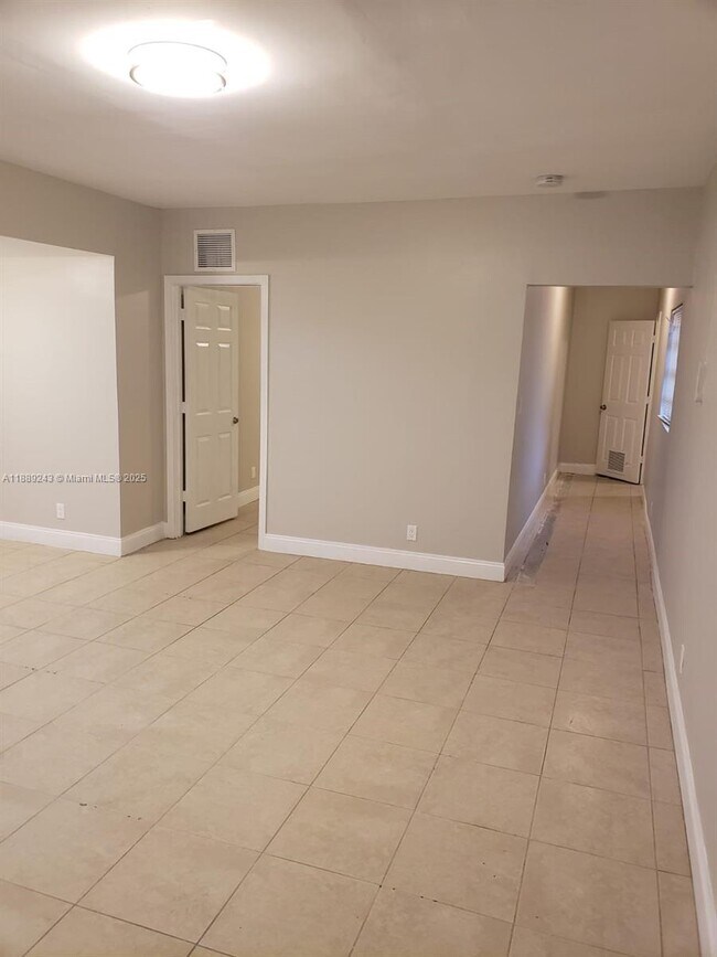 Building Photo - 640 SW 9th Ct