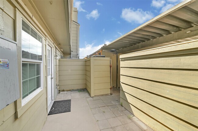 Building Photo - 6358 Creekbend Dr