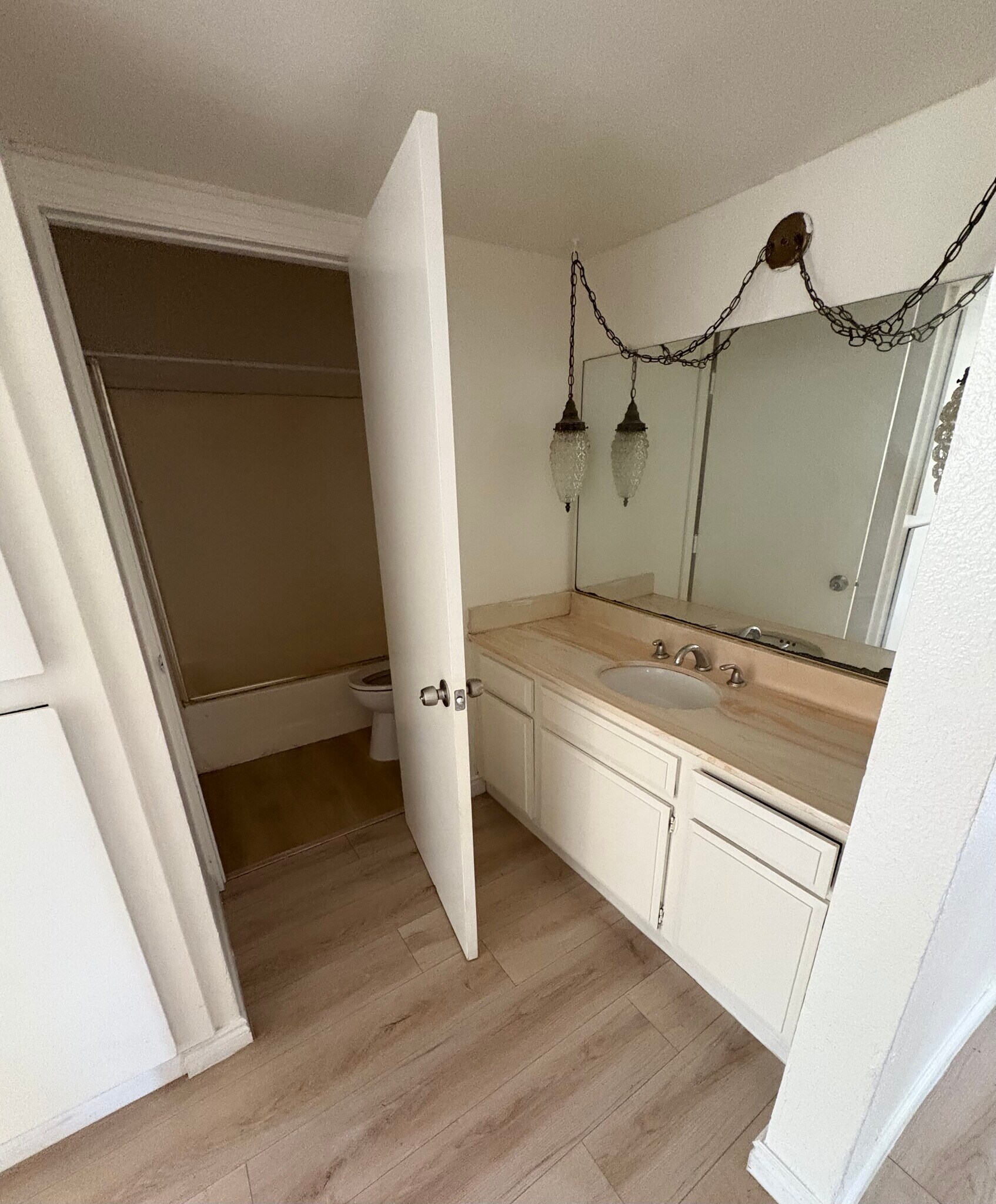 Full bathroom - 18410 Desidia St