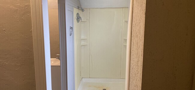 Building Photo - 107 N Second 4BR/2BA (Trenton)