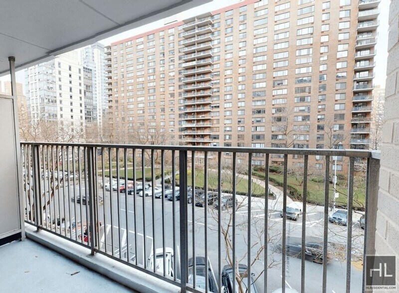 Building Photo - TRUE 3 Bed 2 bath with Balcony / Washer and dryer /Doorman