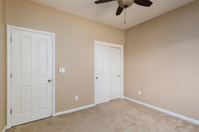 Building Photo - 1120 E Sawgrass Ave