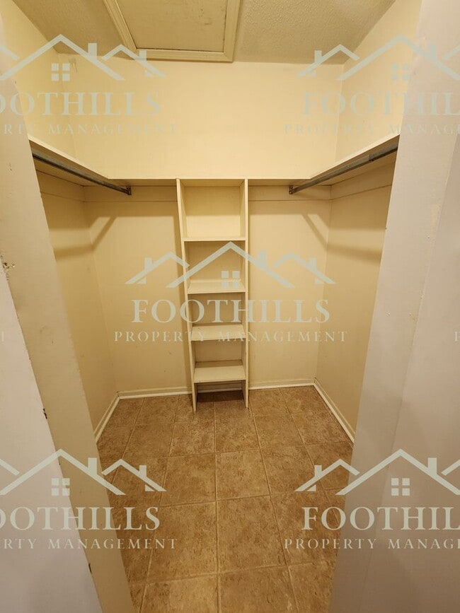 Building Photo - 702 Beagle Run