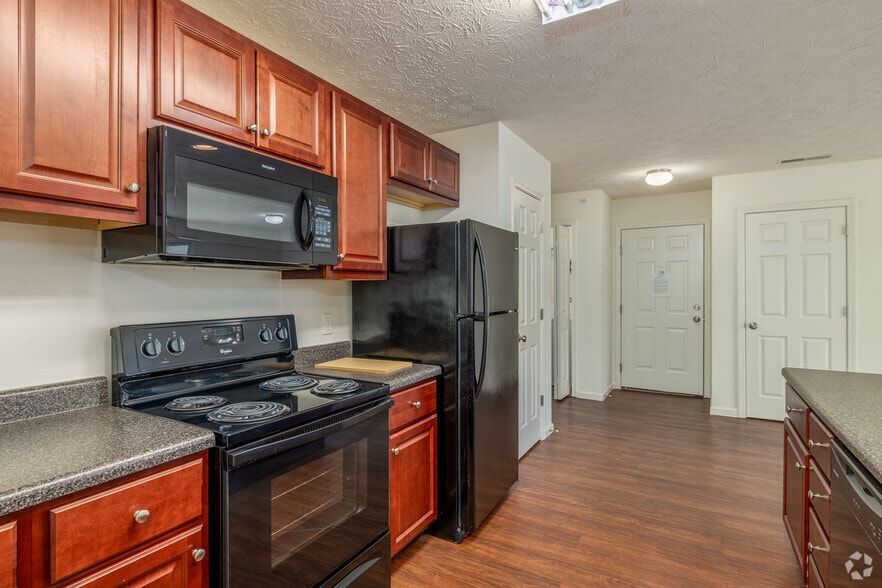 2BR, 2BA - 1,136SF - Kitchen - McCormick Manor