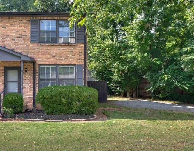 Building Photo - Awesome 2BE/1.5BA duplex in fantastic loca...