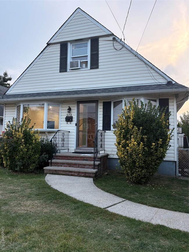 Primary Photo - 573 Lakeville Rd